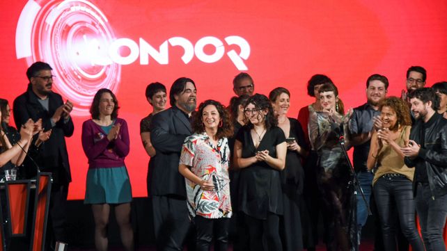 El elenco de El perro que no calla junto a su directora Ana Katz (centro) celebra los cinco galardones a mejor película de ficción