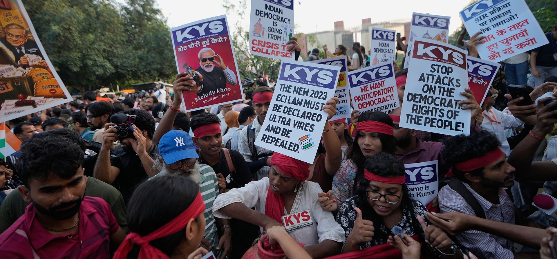 Activistas sostienen pancartas durante una «Marcha Tiranga» organizada por el movimiento juvenil «Cucaracha», exigiendo la dimisión del comisionado jefe electoral de la India, en el centro de Nueva Delhi, India, el viernes 16 de octubre de 2026. (Foto AP/Channi Anand) Activistas sostienen pancartas durante una «Marcha Tiranga» organizada por el movimiento juvenil «Cucaracha», exigiendo la dimisión del comisionado jefe electoral de la India, en el centro de Nueva Delhi, India, el viernes 16 de octubre de 2026. (Foto AP/Channi Anand)