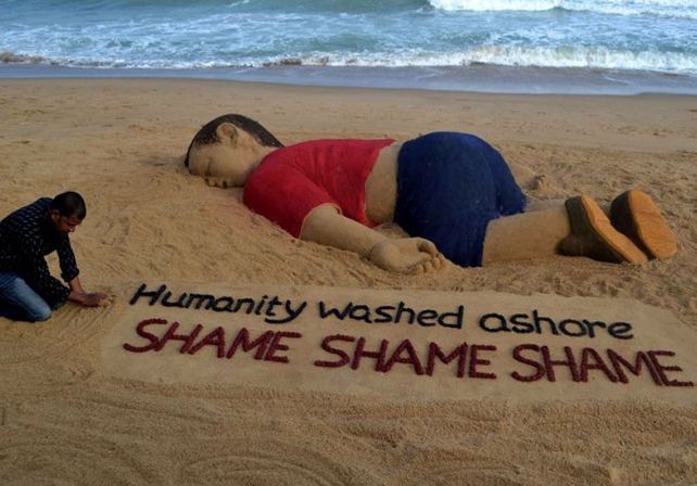 Foto: la impresionante escultura de arena de un artista en homenaje a Aylan Kurdi