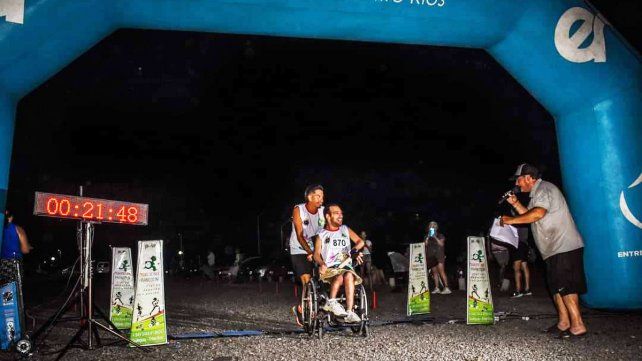 Mauro Sarubi y su amigo Marcos Gómez participan de maratones pedrestres. Necesitan una nueva silla que cuesta $2 millones&nbsp; 