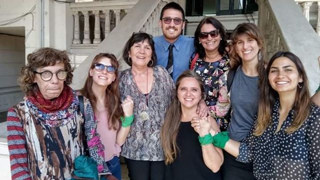 Adriana Beade junto a sus abogadas y abogado: Gabriela Durruty
