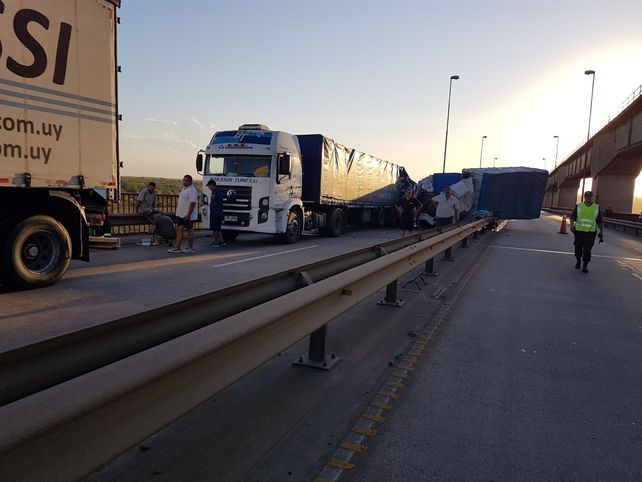 Impactante choque entre tres camiones en el puente de Zárate