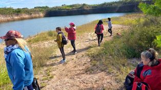 Un nutrido grupo de caminantes de Concepción del Uruguay recorre las afueras de la ciudad.&nbsp;