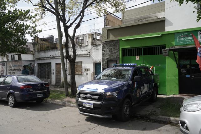 Un móvil del Comando Radioeléctrico custodiaba la vivienda del autor del disparo que provocó la muerte de un presunto ladrón.&nbsp;
