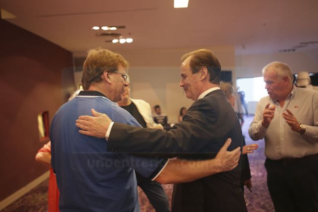 Guglieri padre saludó al gobernador Bordet en una charla tranquila entre los Destacados de UNO.&nbsp;