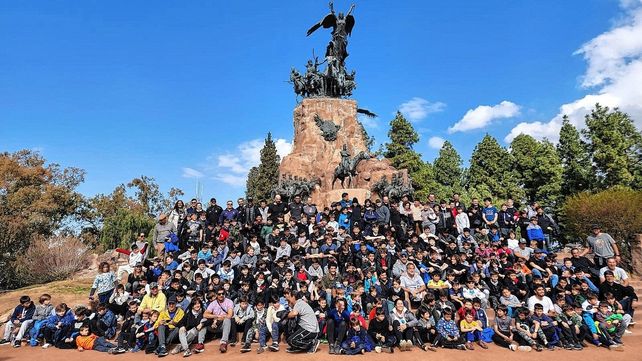 Los chicos de Estudiantes en el Cerro de la Gloria en Mendoza.
