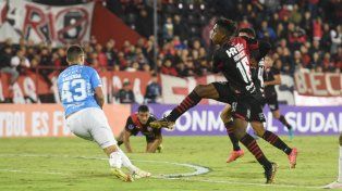Djorkaeff Reasco ingresará en el ataque de Newells en lugar de Jorge Recalde.