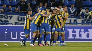 Los futbolistas de Central celebran eufóricos uno de los tantos en el Amafitani, en el gran triunfo ante Vélez.