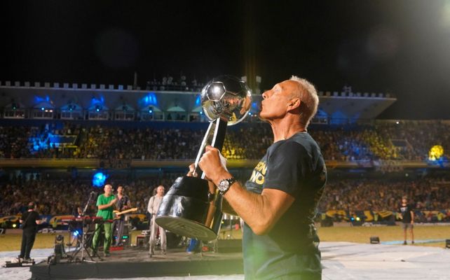 Final de obra. Miguel Ángel Russo besa el trofeo de la Copa de la Liga que su equipo había ganado en Santiago del Estero.