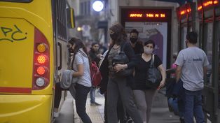 Barbijos en el transporte de pasajeros, lo más recomendable para evitar contagios en esta época de rebrote.