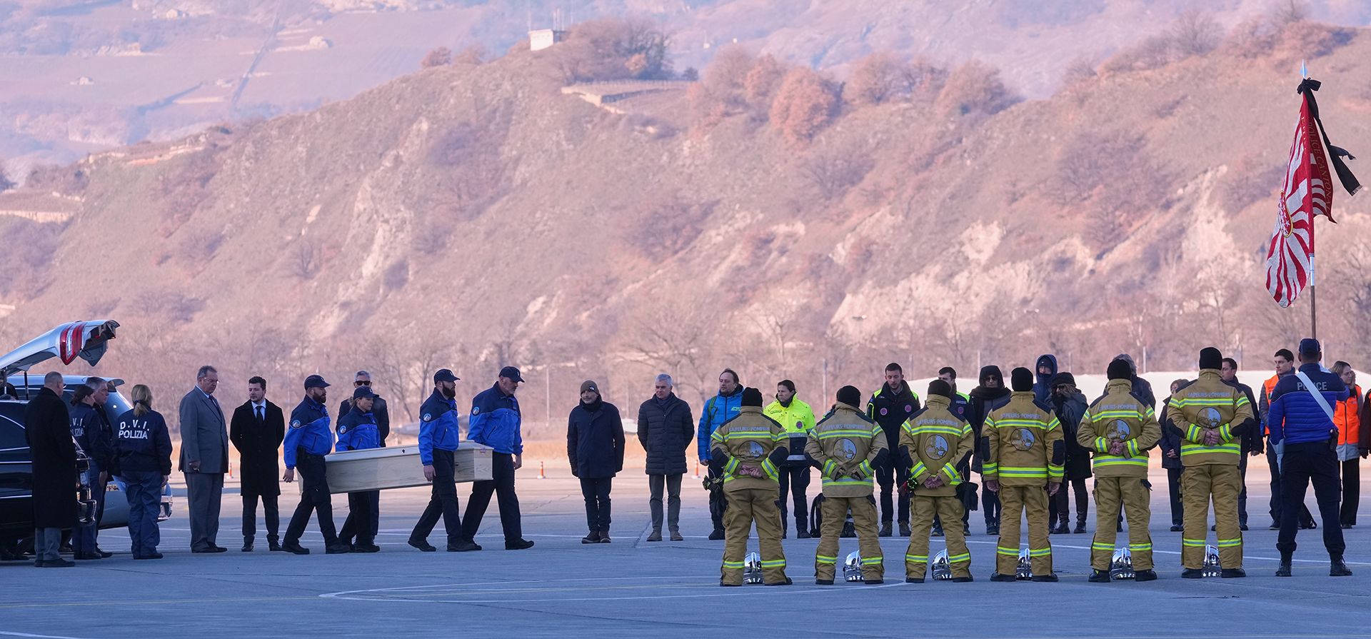 Policías portan un ataúd con el cuerpo de una de las seis víctimas italianas del incendio en el Aeropuerto Militar de Sion, cerca de Crans-Montana, Alpes suizos, el lunes 5 de enero de 2026. Un incendio devastador en el bar Le Constellation dejó muertos y heridos durante las celebraciones de Año Nuevo. (Foto AP/Antonio Calanni) Policías portan un ataúd con el cuerpo de una de las seis víctimas italianas del incendio en el Aeropuerto Militar de Sion, cerca de Crans-Montana, Alpes suizos, el lunes 5 de enero de 2026. Un incendio devastador en el bar Le Constellation dejó muertos y heridos durante las celebraciones de Año Nuevo. (Foto AP/Antonio Calanni)