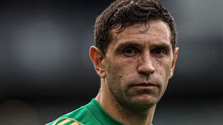 El Dibu Martínez salió por precaución porque a su equipo le esperan partidos definitorios.