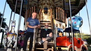 Don Raúl Dalmaso y su hijo Sergio, quien construyó la calesita que hoy está instalada en el parque Sunchales, a metros de los silos Davis.