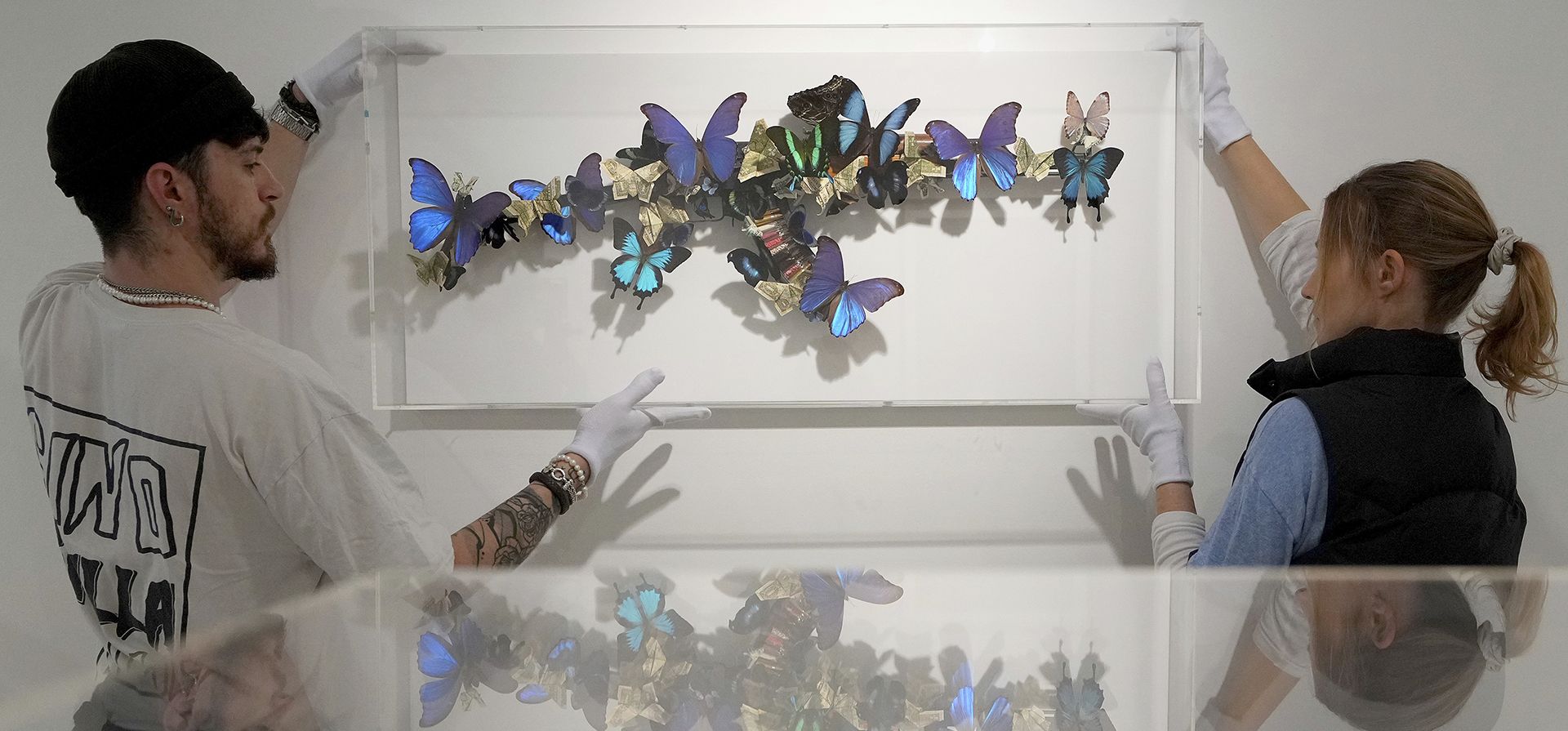 Los técnicos de la galería cuelgan una obra de arte del artista británico y ex soldado de las Fuerzas Especiales, Bran, en su exposición Art to Disarm 2025, en la galería HOFA, en Londres, el jueves 6 de febrero de 2025. (Foto AP/Kirsty Wigglesworth) Los técnicos de la galería cuelgan una obra de arte del artista británico y ex soldado de las Fuerzas Especiales, Bran, en su exposición Art to Disarm 2025, en la galería HOFA, en Londres, el jueves 6 de febrero de 2025. (Foto AP/Kirsty Wigglesworth)