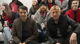 Ralph Macchio y William Zabka, protagonistas de la serie que funciona como una secuela de Karate Kid.