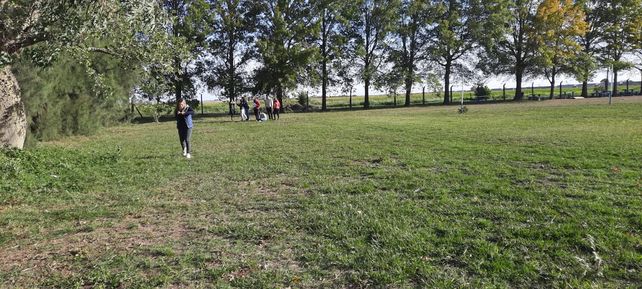 Acebal. Los estudiantes, en pleno trabajo de relevamiento.