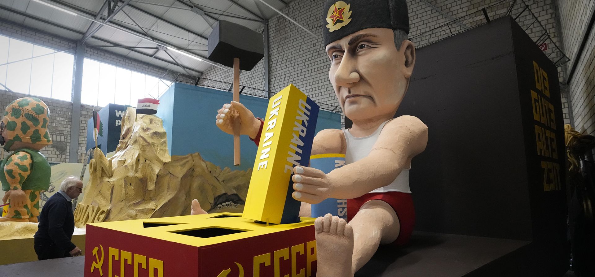 Una carroza de carnaval muestra al presidente de Rusia, Vladimir Putin, jugando con bloques de construcción de Ucrania para reinsertarla en la Unión Soviética, en la presentación de las carrozas de carnaval satíricas de este año para el Desfile del Lunes de las Rosas en Colonia, Alemania.