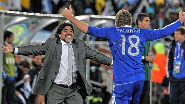 Martín Palermo festajando con Diego Armando Maradona el gol en el mundial 2010