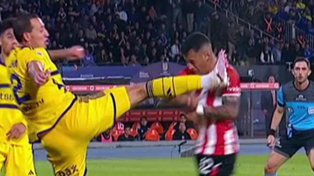 El patadón de Cristian Lema que le costó la expulsión y permitió el empate parcial de Estudiantes ante Boca. Luego los platenses se quedarían con la semifinal.