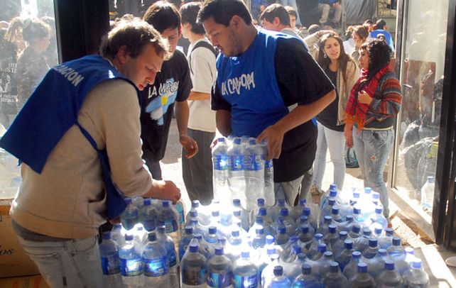 Solidarios. Los inundados platenses cuentan con el apoyo de los militantes.