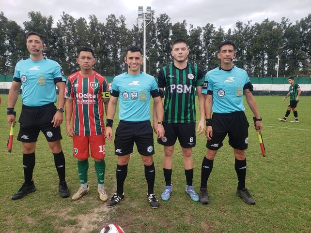 El árbitro Joaquín Urbani junto a los capitanes de PSM Fútbol y Coronel Aguirre.