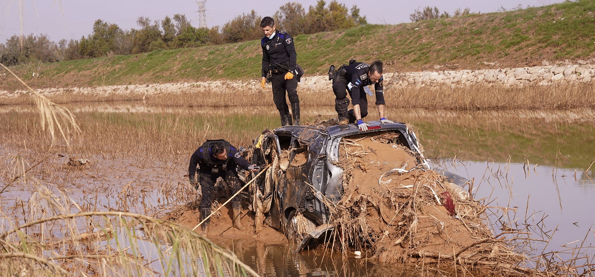 Agentes de policía revisan un vehículo en busca de cadáveres tras las inundaciones en el Barranco de Chiva, en las afueras de Valencia, España, el miércoles 6 de noviembre de 2024. (Foto AP/Alberto Saiz) Agentes de policía revisan un vehículo en busca de cadáveres tras las inundaciones en el Barranco de Chiva, en las afueras de Valencia, España, el miércoles 6 de noviembre de 2024. (Foto AP/Alberto Saiz)