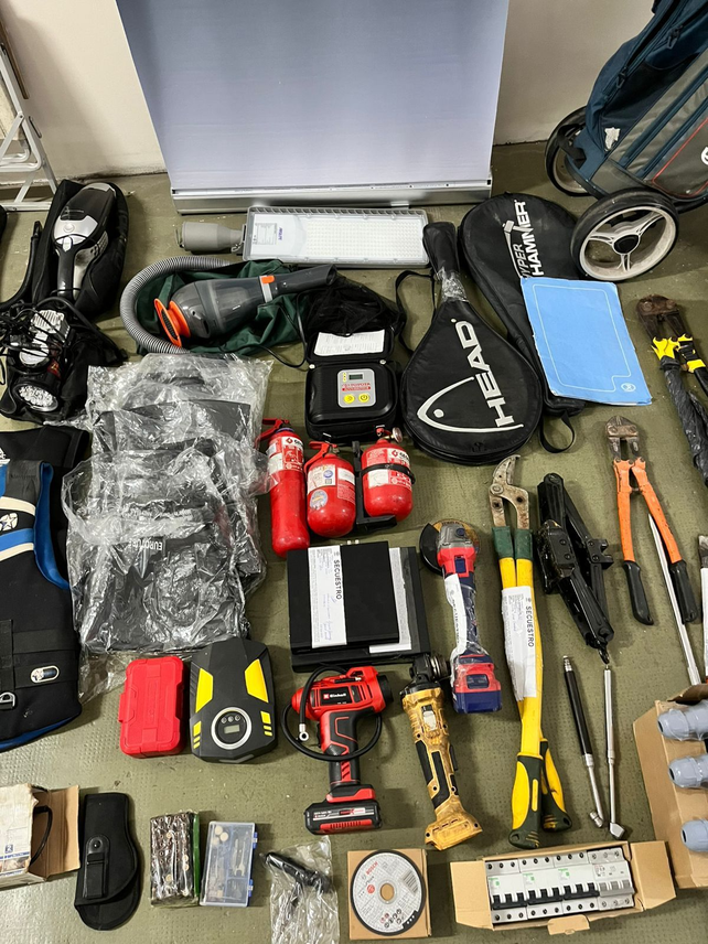 Buscan a dueños de objetos robados dentro de autos: palos de golf, raquetas de tenis y más