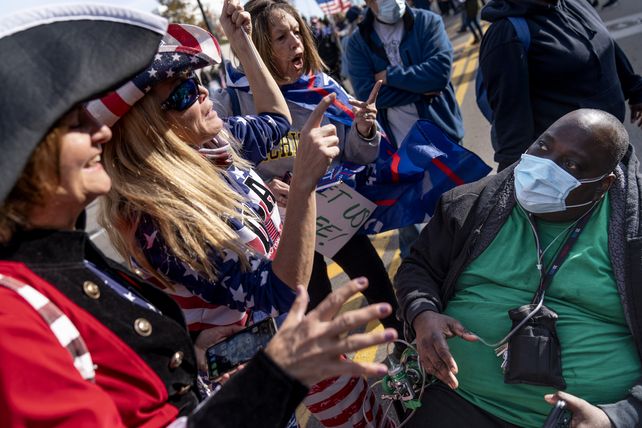Los seguidores de Biden se preparan en todo el país para festejar la proclamación inminente de la victoria. Acá