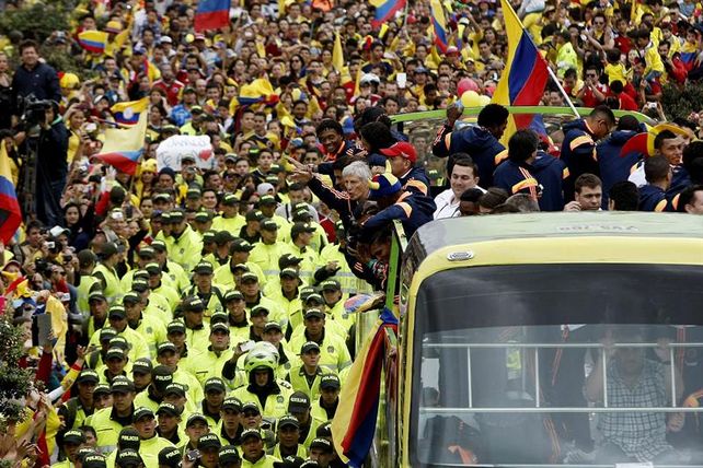 Pekerman y la selección de Colombia fueron recibidos como héroes
