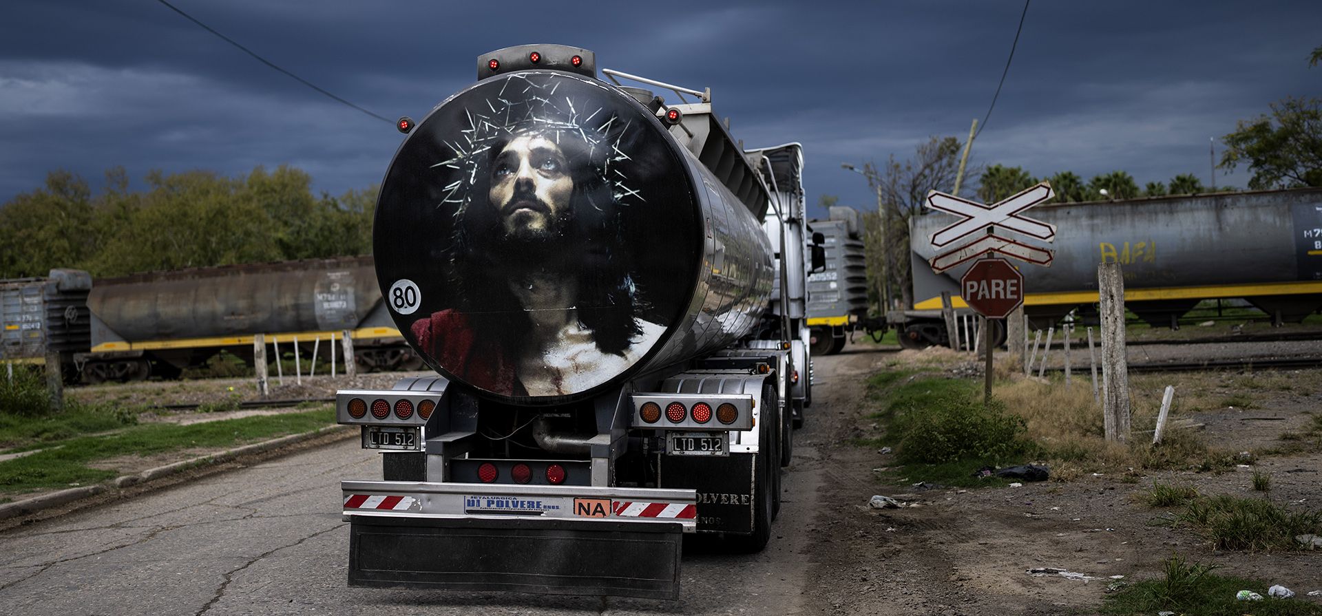 La imagen de Jesús pintada en un camión de trasporte de gasolina en Puerto General San Martín, Argentina, el lunes 3 de abril de 2023. (AP Foto/Rodrigo Abd)
