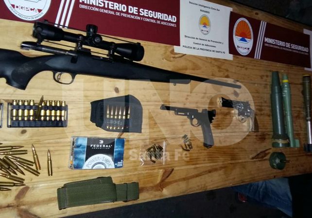 La policía encontró un verdadero arsenal de guerra en un auto en Rosario.