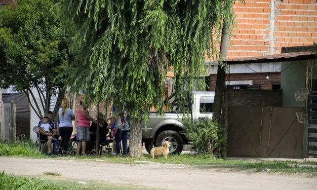 La familia de la víctima en la casa donde vivía Marisa Molina ubicada en Paraguay al 500 bis de Villa Gobernador Gálvez.