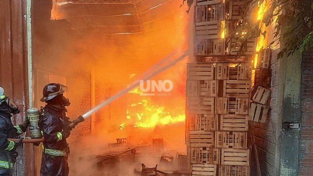Bomberos controlaron un incendio de grandes dimensiones en uno de los galpones del Mercado de Abasto.