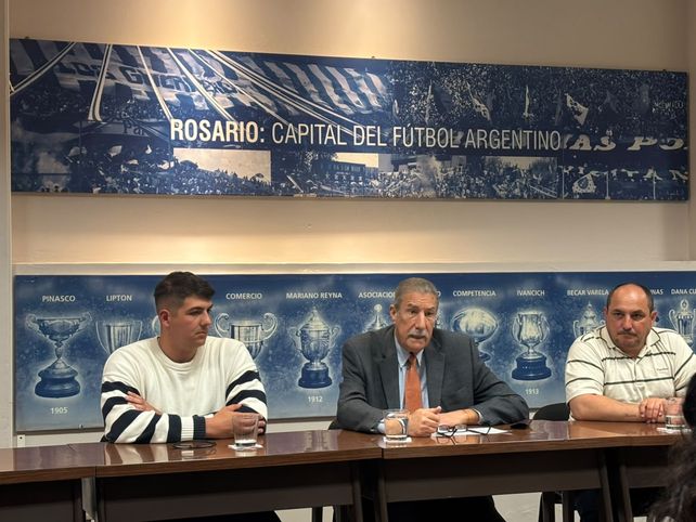 Rosarina. Mario Giammaría junto a los directivos Axel Addoumie y Gustavo Beretta