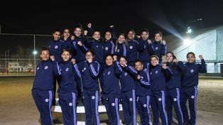 Las 18 elegidas. El escudo de la Asociación estará bien representado por este plantel de jóvenes futbolistas de ocho equipos.