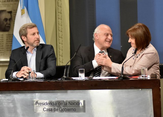 El gobernador Miguel Lifschitz selló el acuerdo con un saludo afectuoso con la ministra Patricia Bullrich.&nbsp;