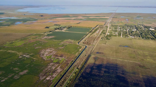 Por un lado está La Picasa (al fondo de la foto) y por el otro, el agua que ingresa del reservorio Nº 7 a 25 kilómetros. En el medio, el pueblo y su angustia. (Foto gentileza, Armando Senese)