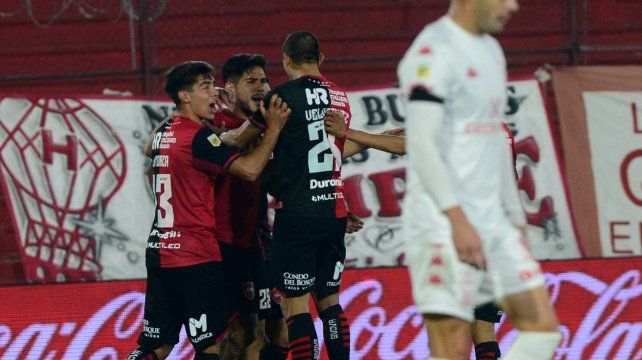 Juan Sforza celebra el gol con el que Recalde abrió la cuenta Newells ante Huracán. En el final del partido fue expulsado.