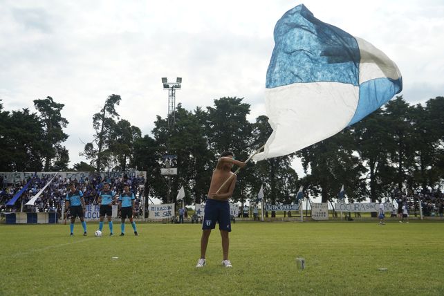 Alta en el cielo. La bandera albiazul flameó antes de empezar el clásico.