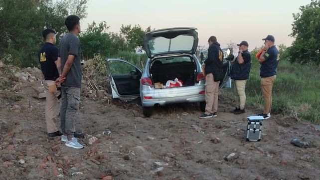 El auto que fue robado por los delincuentes tras descartar el patrullero