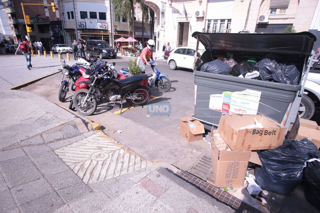 El contenedor de residuos justo frente a la rampa que está frente al Ministerio de Turismo de la Nación. Foto UNO Juan Ignacio Pereira.&nbsp;