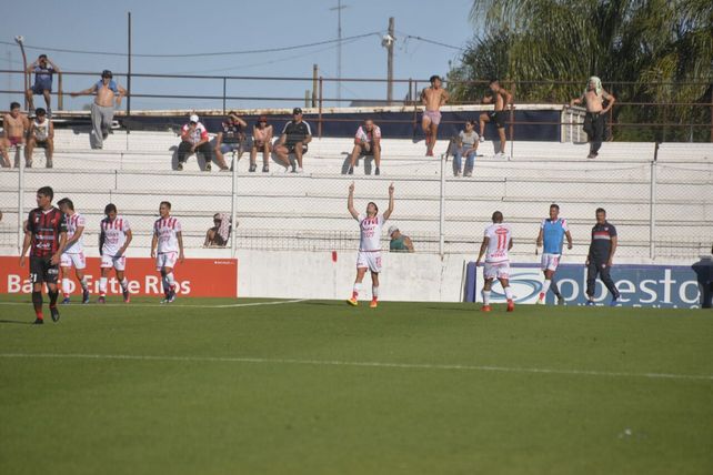 Franco Soldano dedica su gol al cielo. Foto UNO Mateo Oviedo.&nbsp; 