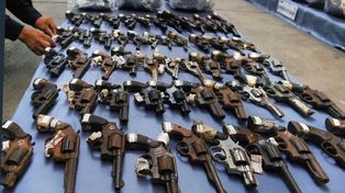 Un niño de siete años publica un libro sobre la violencia con armas y cómo detenerla