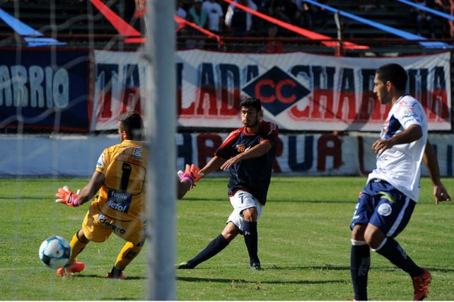 La apertura. Juan Carlos Lescano con remate cruzado pone al frente al charrúa ante Deportivo Merlo.&nbsp;