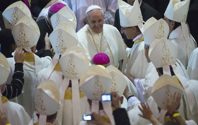 El papa Francisco saludó a obispos y sacerdotes en la catedral carioca. Foto: AP:
