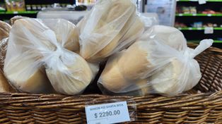 La variación del precio del pan es de entre $1.000 y $2.400 de acuerdo a la zona de la ciudad y si se trata de una panadería, supermercado o almacén.