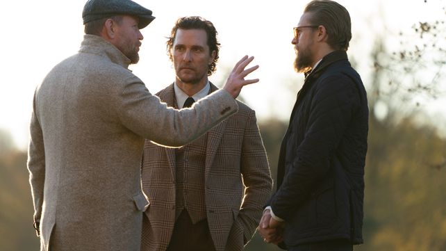 El director Guy Ritchie junto a Matthew McConaughey y Charlie Hunnam en la película de 2019.