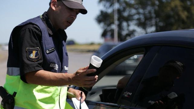 Los agentes revisan documentación además del control de alcoholemia