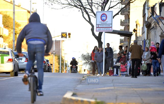 La bicicleta ocupa una ínfima parte de la calle y no contamina. Foto UNO Mateo Oviedo.&nbsp;