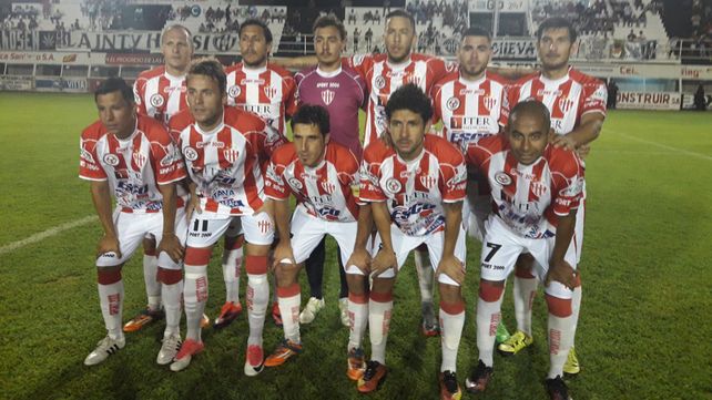 Otra noche para el olvido: Atlético Paraná perdió sobre el final en Santiago del Estero